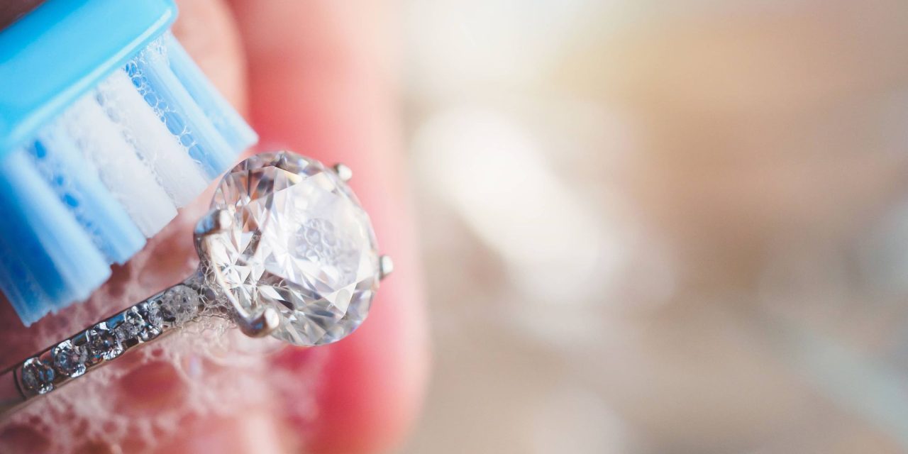 Cara Perawatan Cincin Tunangan Agar Tetap Bersinar