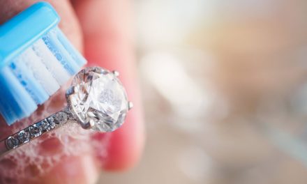 Cara Perawatan Cincin Tunangan Agar Tetap Bersinar