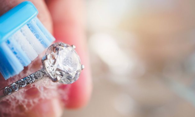 Cara Perawatan Cincin Tunangan Agar Tetap Bersinar