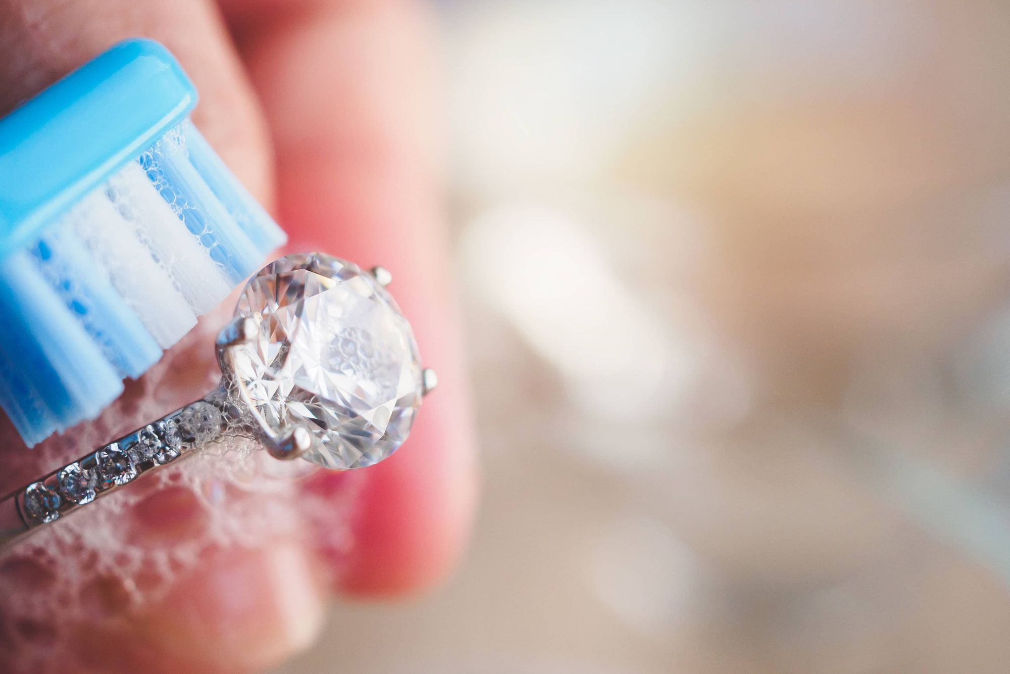 Cara Perawatan Cincin Tunangan Agar Tetap Bersinar