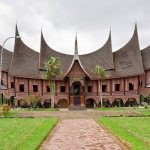 Arsitektur Tradisional: Keunikan Bentuk Rumah Berbagai Daerah