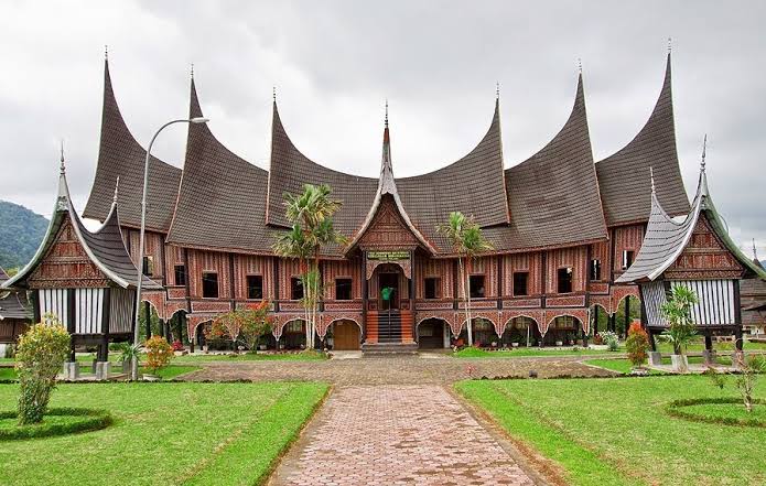 Arsitektur Tradisional: Keunikan Bentuk Rumah Berbagai Daerah